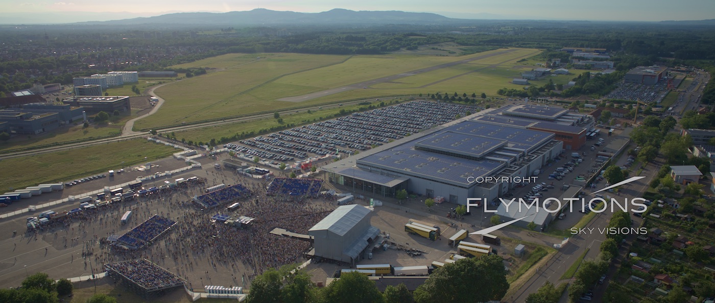 Herbert Grönemeyer Open Air. Rothaus Arena. Flugplatz Freiburg EDTF. Luftaufnahme mit Drohne.